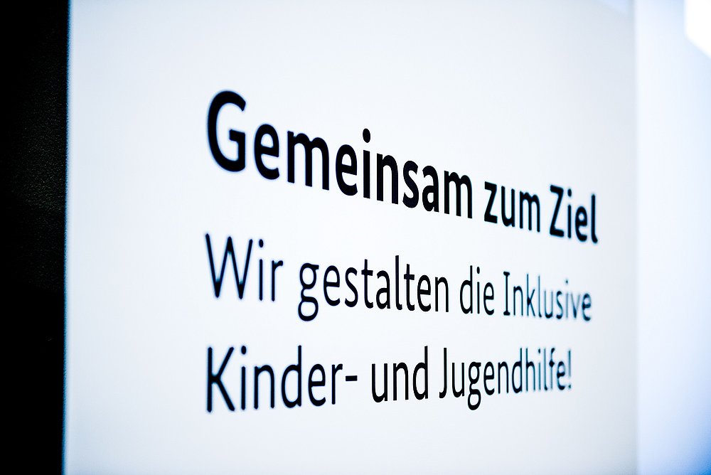 Schriftzug "Gemeinsam zum Ziel - Wir gestalten die Inklusive Kinder- und Jugendhilfe!" auf weißem Plakat